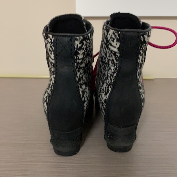 Sorel women’s winter boots - Picture 3 of 4